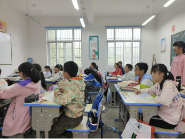 2021101114341633934085257082077.png 爱心捐赠桌椅 情暖三槐师生238.png